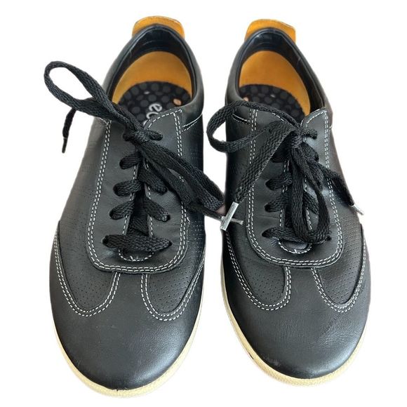 Ecco Black Low Profile Leather Sneakers. Size 38 (7-7.5) Great Condition!! - Picture 1 of 12